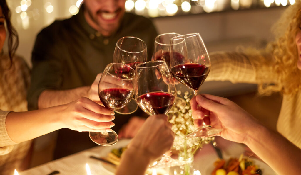 Família brindando com vinho