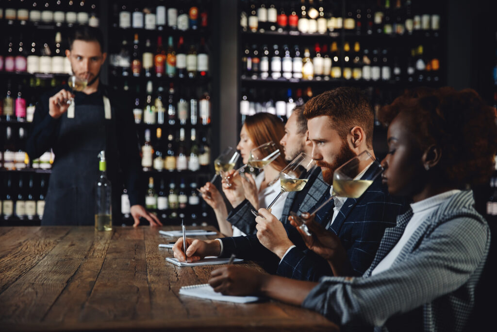 Sommeliers avaliando um vinho