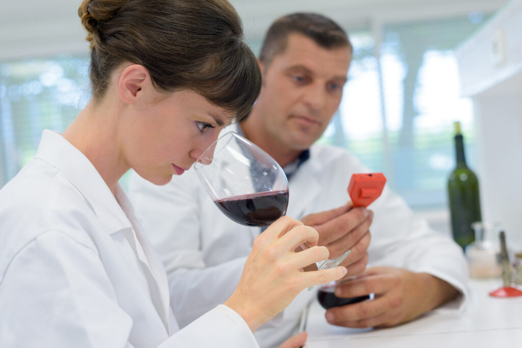 Cientistas analisando um vinho