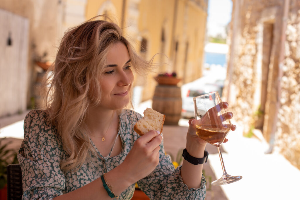 Mulher bebendo vinho na europa